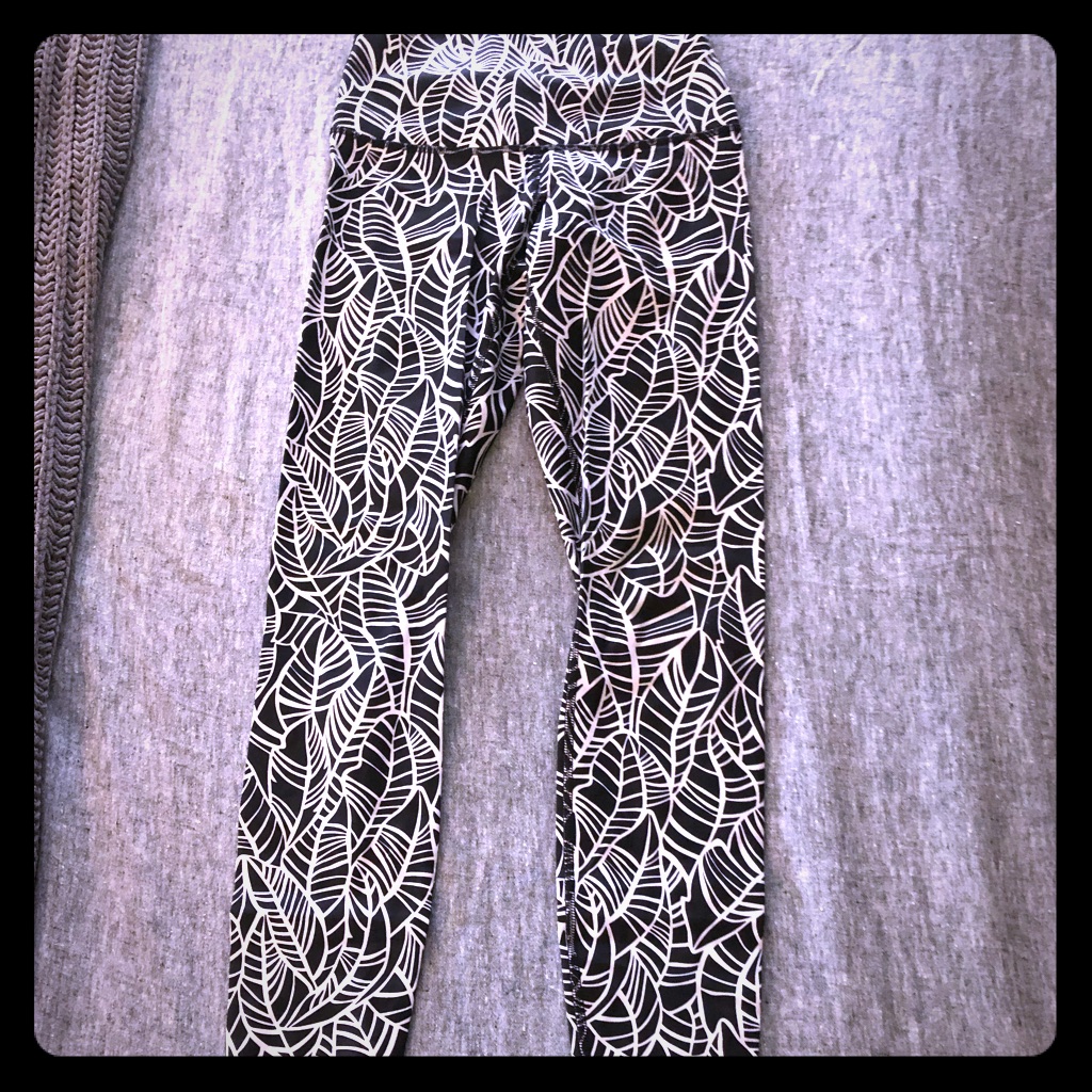 Lululemon Black/ White Wunder-Under Pants Size 2